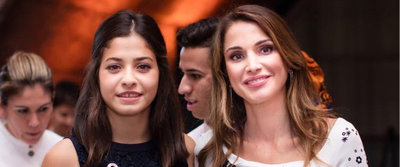 الملكة رانيا ويسرا مارديني تفوزان بالميدالية الذهبية للإنسانية